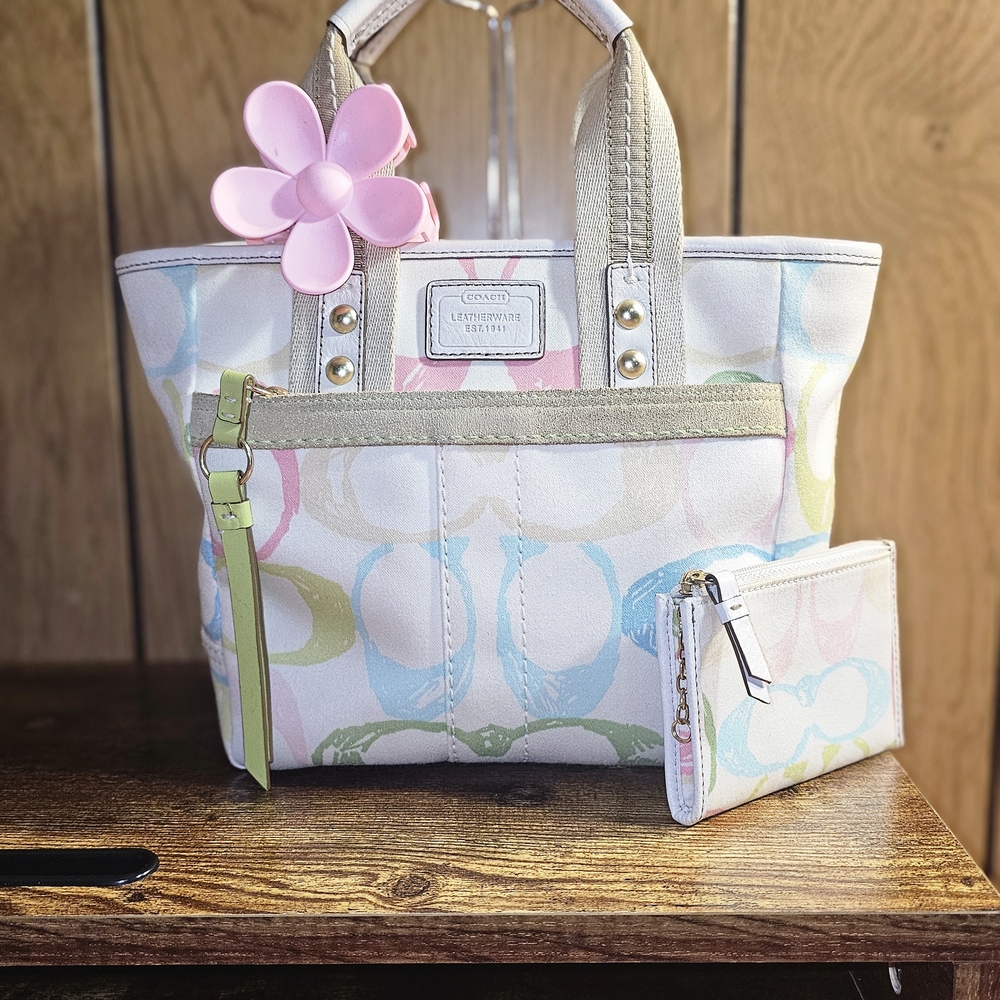 Coach Scribble Tote Bag it Includes matching card wallet.